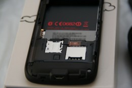 Unten im geöffneten Gehäuse sieht man den microSD Card Slot mit der etwas kleinen 3,7GB Speicherkarte, daneben der SIM Slot.