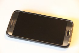 Samsung Galaxy S6 mit Carved Wood Case
